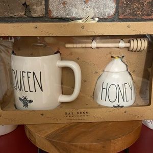 Mug and honey pot set.